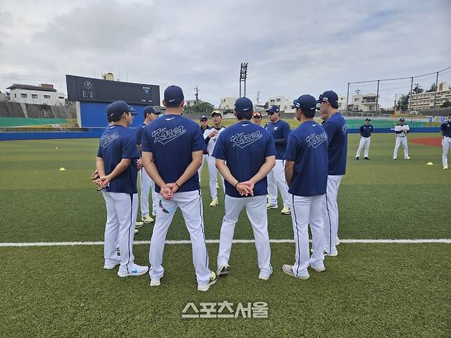 2026 WBC 대표팀이 일본 오키나와 가데나 구장에서 진행된 훈련에 앞서 미팅을 하고 있다. 오키나와 | 김동영 기자 raining99@sportsseoul.com