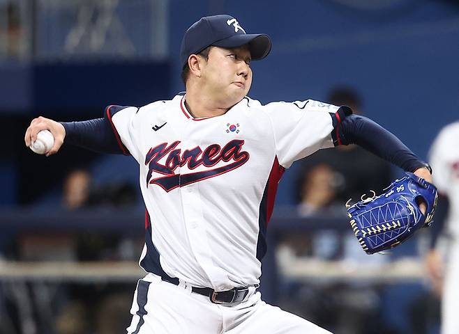 6일 서울 고척스카이돔에서 열린 한국 야구 대표팀과 상무 야구단의 평가전. 4회말 상무 마운드에 오른 대표팀 투수 유영찬이 역투하고 있다. 사진 | 고척=연합뉴스