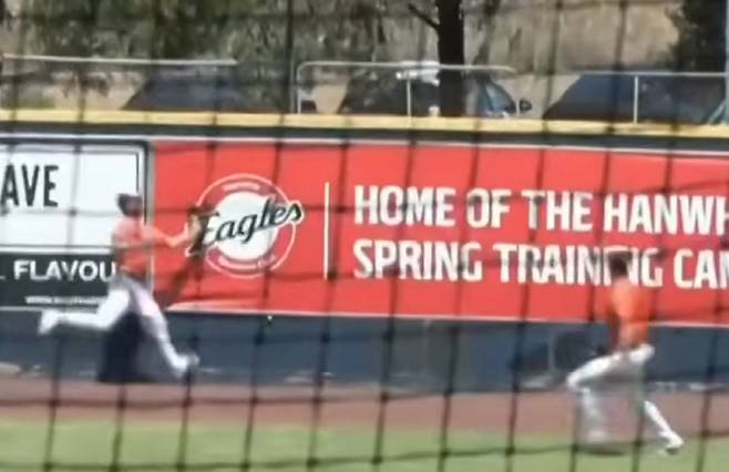 오재원 넓은 수비 범위로 펜스 앞 캐치. 이글스티비