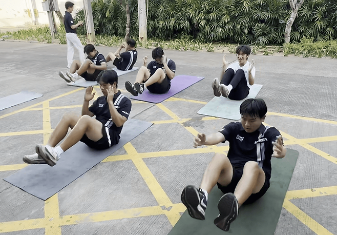 골프 국가대표 남자팀 선수들이 태국 전지훈련에서 근력 강화 운동을 하고 있다. 대한골프협회 제공