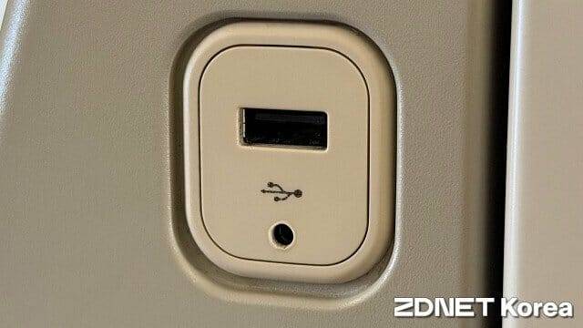 항공기 내 충전용 USB 단자는 대부분 USB-A에 머물러 있다. (사진=지디넷코리아)