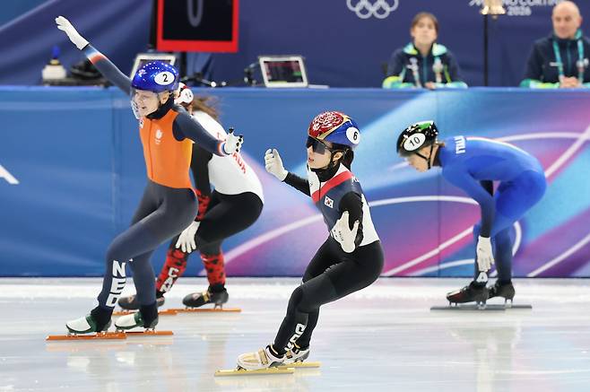 쇼트트랙 김길리가 16일(현지시간) 이탈리아 밀라노 아이스스케이팅 아레나에서 열린 2026 밀라노·코르티나담페초 동계올림픽 쇼트트랙 여자 1000m 결승에서 3위로 결승선을 통과하며 동메달을 확정 짓고 있다. 2026.2.16/뉴스1