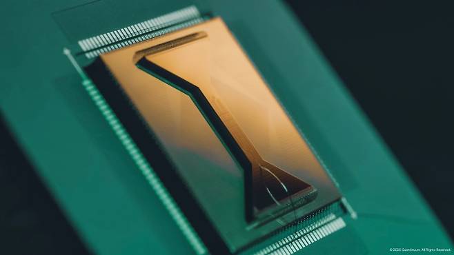 퀀티넘의 이온포획 방식 양자컴퓨터 칩 H2. Quantinuum 제공