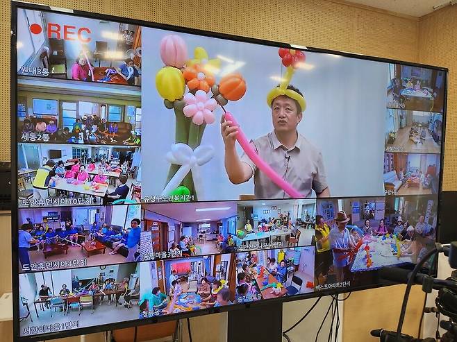 대전 유성구 스마트 경로당에서는 어르신들이 화면을 통해 강사와 대화하며 노래교실(월), 건강체조(수), 특별 프로그램(금) 등 주 3회 정기 수업에 참여한다.