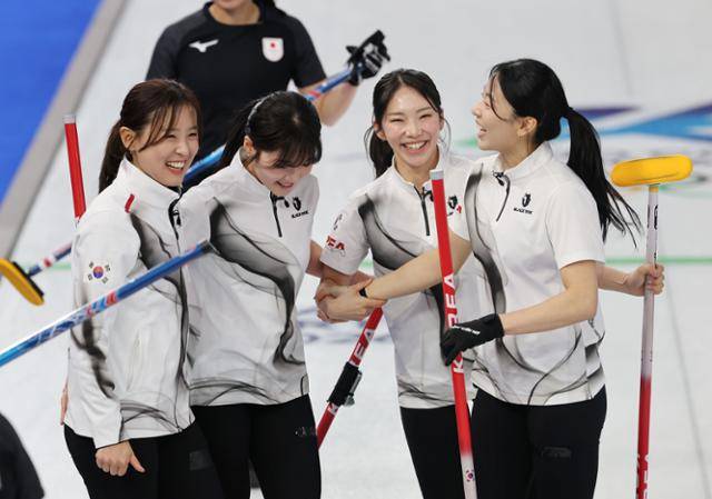 한국 여자 컬링대표팀이 16일(한국시간) 이탈리아 코르티나담페초의 코르티나 컬링 올림픽 스타디움에서 열린 2026 밀라노·코르티나담페초 동계올림픽 컬링 여자 라운드로빈 5차전에서 일본을 7-5로 꺾고 기뻐하고 있다. 코르티나담페초=연합뉴스