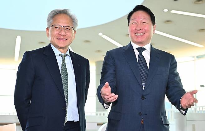 최태원 SK그룹 회장(오른쪽)과 젠슨 황 엔비디아 최고경영자(CEO)가 지난해 10월 31일 경주예술의전당에서 열린 아시아태평양경제협력체(APEC) CEO 서밋 행사장에서 인공지능(AI) 반도체 협력 방안을 설명하고 있다. 사진=한국경제신문