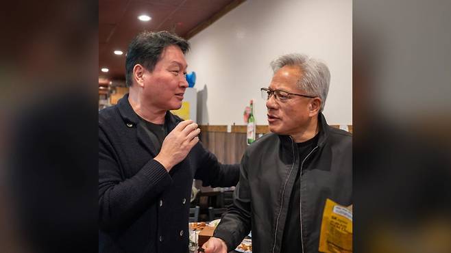 최태원 SK그룹 회장과 젠슨 황 엔비디아 최고경영자(CEO)가 2월 5일(현지 시각) 미국 실리콘밸리의 한국식 치킨집에서 만났다. 사진=SK하이닉스