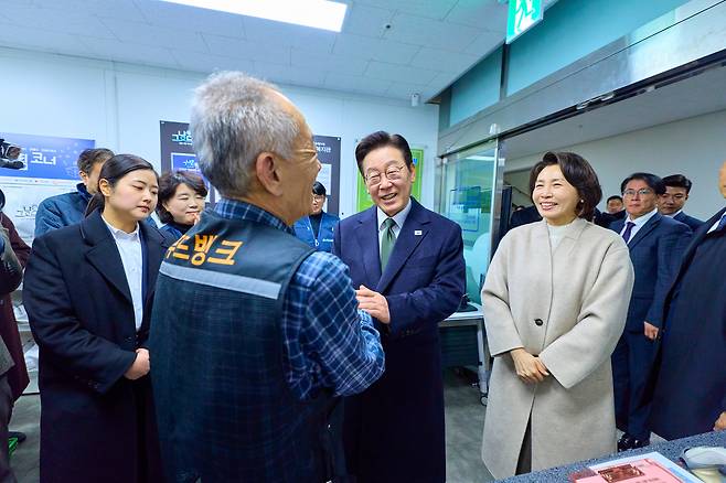 이재명 대통령과 김혜경 여사가 지난 11일 충북 충주시 건강복지타운 ‘먹거리 그냥드림 코너’를 방문하고 있다. 청와대 제공