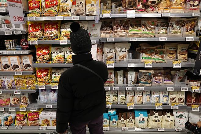 지난 6일 서울 시내 대형마트에 설탕, 밀가루 판매대 모습. 연합뉴스