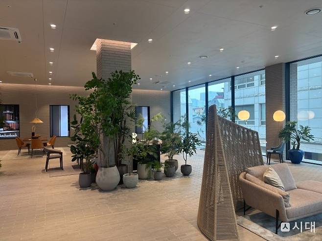 한샘 플래그십 논현점의 호텔식 라운지가 고객의 이목을 끌었다. 사진은 서울 강남구 한샘 플래그십 논현점 1층. /사진=최진원 기자