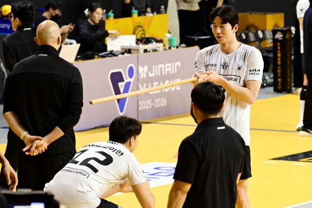 현대캐피탈 허수봉이 바야르사이한의 머리 위로 나무 봉을 올리며 장난을 치고 있다. / 한국배구연맹(KOVO)