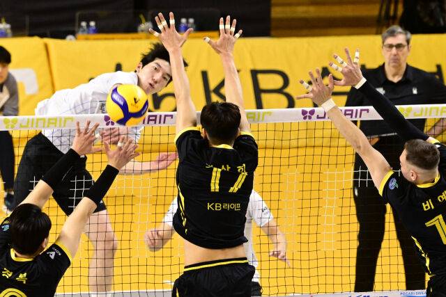 KB손해보험 블로킹을 피해 공격을 시도하는 허수봉. / 한국배구연맹(KOVO)