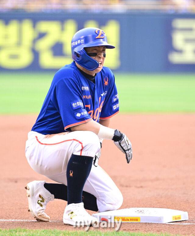2025년 8월 9일 오후 서울 잠실구장에서 열린 '2025 신한 SOL뱅크 KBO 리그' 한화 이글스와 LG 트윈스의 경기. 한화 1루 주자 손아섭이 1회초 1사 1루서 문현빈의 안타 때 3루를 밟은 뒤 숨을 고르고 있다./마이데일리