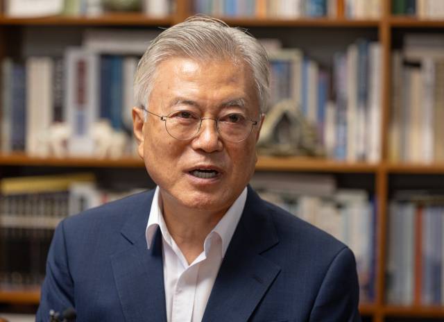▲문재인 전 대통령이 지난해 8월 7일 경남 양산시 하북면 평산마을 사저를 찾은 더불어민주당 정청래 대표와 만나고 있다. ⓒ연합뉴스