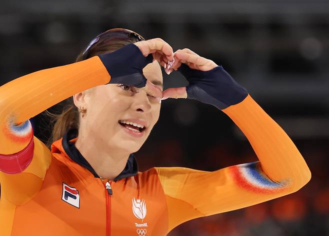 펨케 콕 우승 세리머니 (밀라노=연합뉴스) 신준희 기자 = 15일(현지시간) 이탈리아 밀라노 스피드스케이팅 스타디움에서 열린 2026 밀라노-코르티나담페초 동계올림픽 스피드스케이팅 여자 500m에 출전한 네덜란드 펨케 콕이 금메달을 따낸 뒤 기뻐하고 있다. 2026.2.16 hama@yna.co.kr/2026-02-16 02:06:49/ <저작권자 ⓒ 1980-2026 ㈜연합뉴스. 무단 전재 재배포 금지, AI 학습 및 활용 금지>