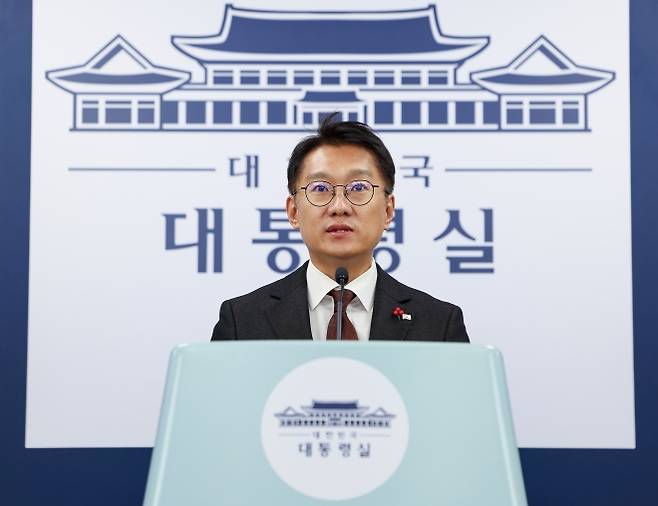 대통령 정부 부처 업무보고 관련 브리핑하는 김남준 대변인 - 김남준 대변인이 지난해 12월 14일 서울 용산 대통령실에서 이재명 대통령의 1~2일 차 정부 부처 업무보고 관련 브리핑을 하고 있다. 연합뉴스