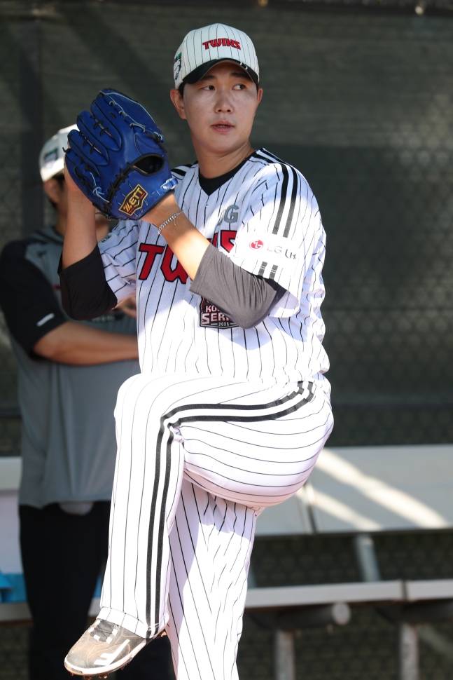 WBC에 원태인의 대체 선수로 발탁된 LG 트윈스 유영찬이 미국 애리조나 스프링캠프에서 불펜 투구를 하고 있다. /사진=LG 트윈스 제공