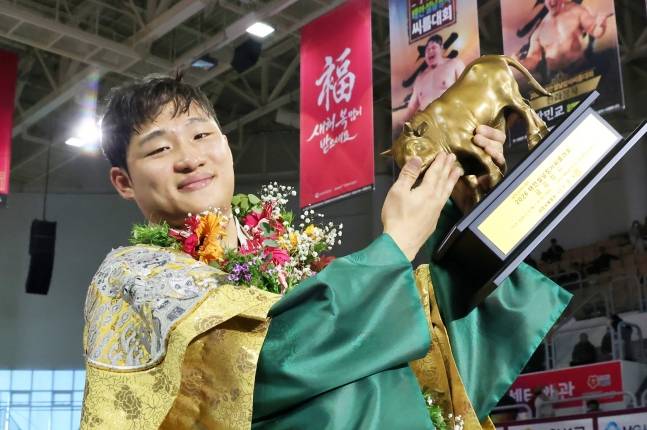 김기수가 우승을 차지한 뒤 황금송아지 트로피를 들어올리고 있다. /사진=대한씨름협회 제공