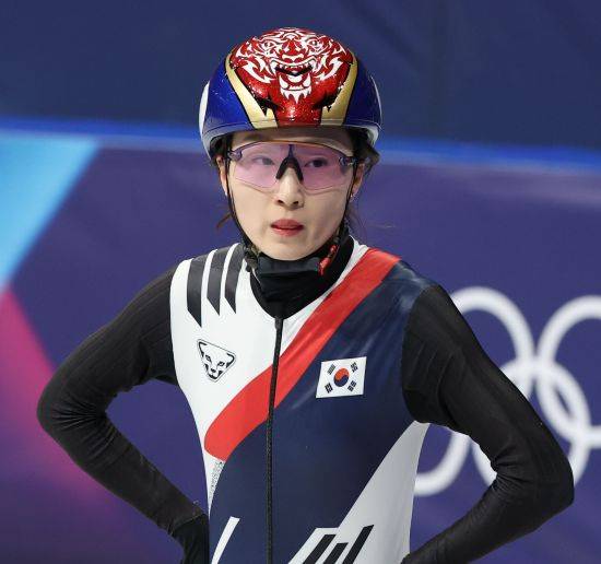 한국 여자 쇼트트랙 간판 최민정(성남시청)은 16일(한국시간) 이탈리아 밀라노 아이스스케이팅 아레나에서 열린 2026 밀라노·코르티나담페초 동계올림픽 쇼트트랙 여자 1000m 준결승 2조에서 1분28초407의 기록으로 4위를 차지했다. 준결승 조 2위 안에 들지 못하면서 최민정은 메달이 걸려 있는 파이널A(결승)에 올라가지 못하고, 순위 결정전인 파이널B로 향했다. 지난 2022 베이징 올림픽 여자 1000m 은메달리스트 최민정은 결승 진출에 실패하자 아쉬운 심정을 감추지 못했다. 연합뉴스