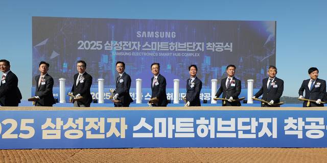 2025년 11월 10일 열린 삼성전자 스마트허브단지 착공식에서 신순펄 삼성전자 부회장을 비롯해 심덕섭 고창군수, 조민규 고창군의장, 윤준병 국회의원, 이성윤 국회의원 등 주요 내빈들이 참석해 첫 삽을 뜨며 본격적인 사업의 시작을 알리고 있다. 사진제공 = 고창군