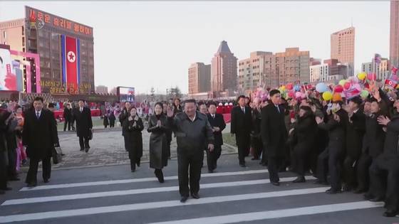 북한 김정은 국무위원장과 딸 주애가 16일 평양 화성지구 1만 세대 '살림집' 준공식에 참석한 모습. 〈출처: 조선중앙TV 캡처〉