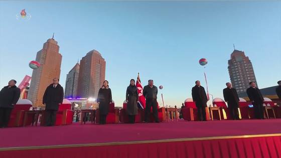 북한 김정은 국무위원장과 딸 주애가 16일 평양 화성지구 1만 세대 '살림집' 준공식에 참석한 모습. 〈출처: 조선중앙TV 캡처〉