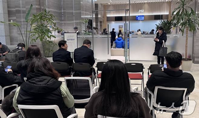 서울 중구에 위치한 한국은행 별관 1층에서 설날을 맞아 고객들이 신권 발급을 기다리고 있다.2026.2.13 ⓒ 뉴스1 이강 기자