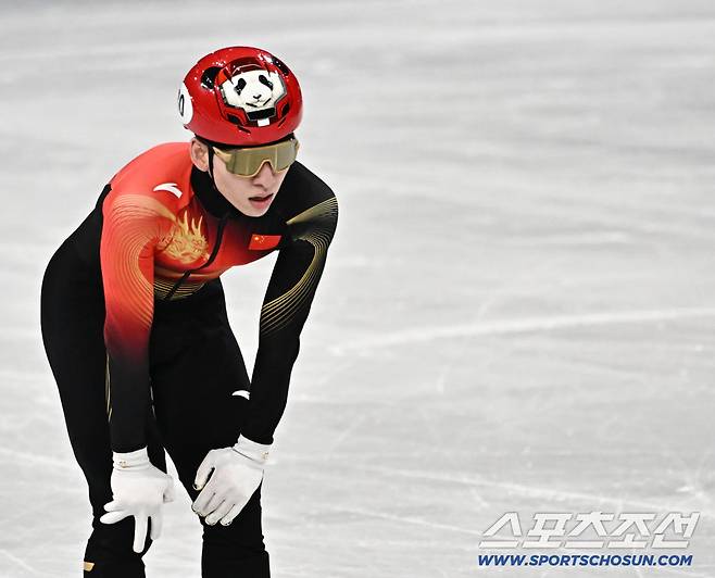 10일 이탈리아 밀라노 아이스스케이팅 아레나에서 쇼트트랙 남자 1000m 예선이 열렸다. 상대 파울 인정으로 예선 통과한 중국 린샤오쥔. 밀라노(이탈리아)=송정헌 기자songs@sportschosun.com/2026.02.10/