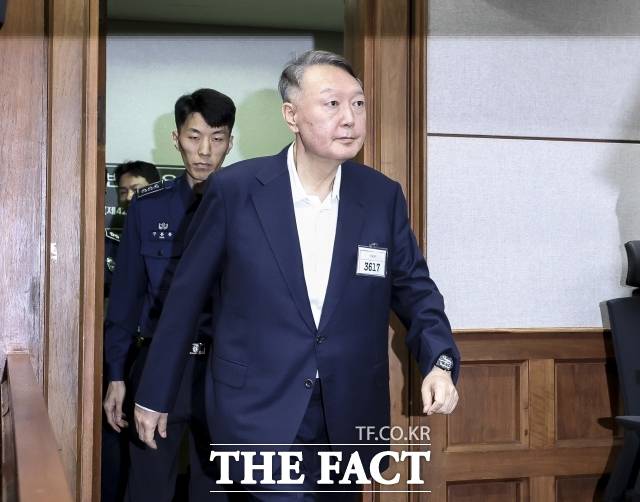 윤석열 전 대통령 내란우두머리 혐의 1심 선고가 오는 19일 진행된다. 피고인들의 선고 출석 여부가 변수로 전망되는 가운데, 윤 전 대통령이 불출석 하더라도 선고는 진행될 것으로 보인다. /사진공동취재단