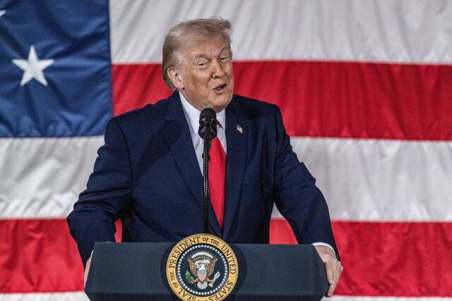 도널드 트럼프 미국 대통령이 13일 노스 캐롤라이나 포트 브래그 기지에서 병사들에게 연셜하고 있다. 노스 캐롤라이나/EPA 연합뉴스널드 트럼프 미국 대통령이 13일 노스 캐롤라이나 포트 브래그에서 병사들에게 연셜하고 있다. 노스 캐롤라이나/EPA 연합뉴스