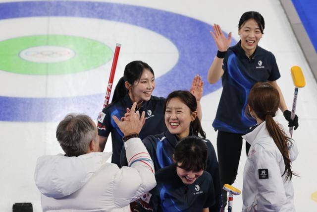 17일 이탈리아 코르티나담페초 컬링 올림픽 스타디움에서 열린 2026 밀라노ㆍ코르티나담페초 동계올림픽 컬링 여자 라운드로빈 중국과의 경기에서 10-9로 승리를 거둔 한국 선수들이 기뻐하고 있다. 코르티나담페초=연합뉴스
