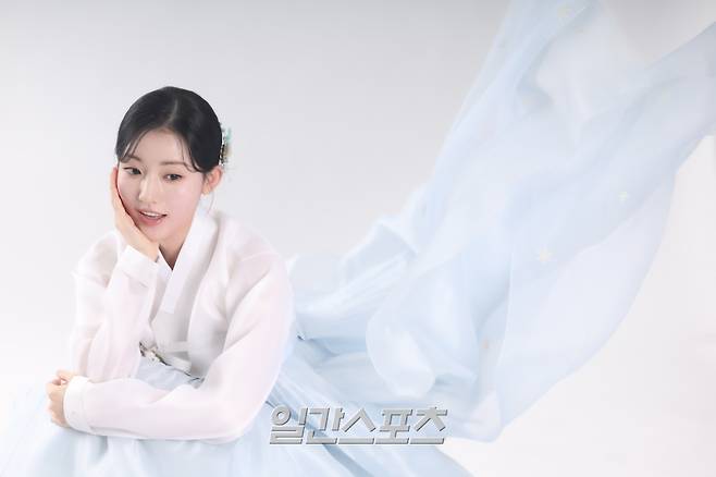 배우 정다빈이 10일 오후 서울 순화동 KG타워에서 진행된 일간스포츠 설맞이 인터뷰에 앞서 곱게 차려 입은 한복 차림으로 포즈를 취하고 있다. 서병수 기자 qudtn@edaily.co.kr /2026.02.10/