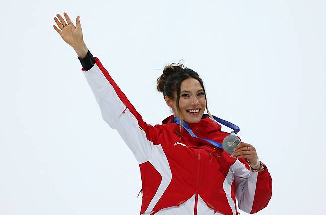 17일 리비뇨 스노파크에서 열린 프리스타일 스키 빅에어에서 은메달을 따낸 구아이링. AP=연합뉴스