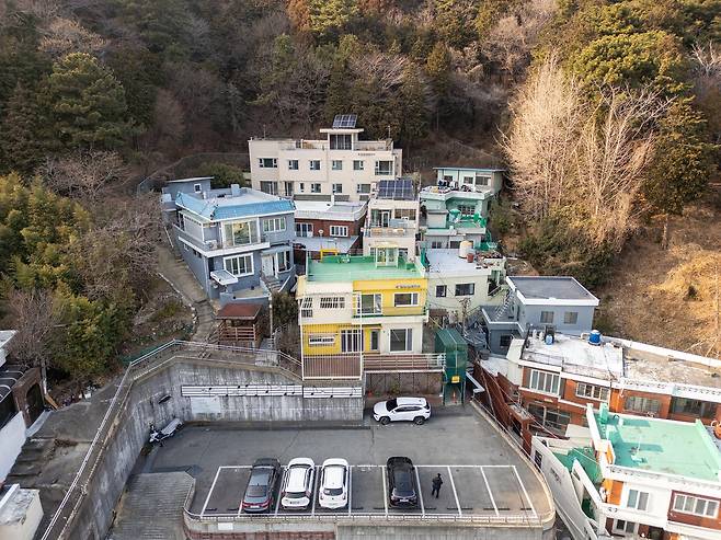 민관 합동으로 2억2000만원을 투입해 지난 4일 재개관한 이바구캠프 전경. 사진 부산 동구청