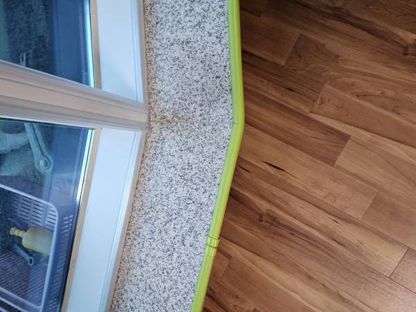 여울유치원 대리석 모서리에 설치된 완충 패드의 모습. 김진룡 기자