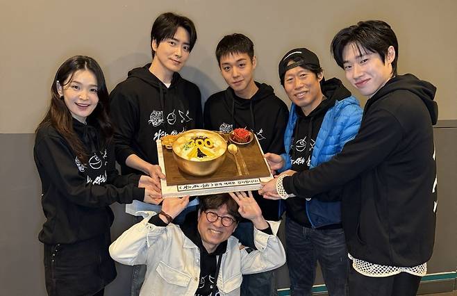'왕과 사는 남자' 장항준 감독(아래)과 출연진의 300만 돌파 기념 사진. 쇼박스 제공