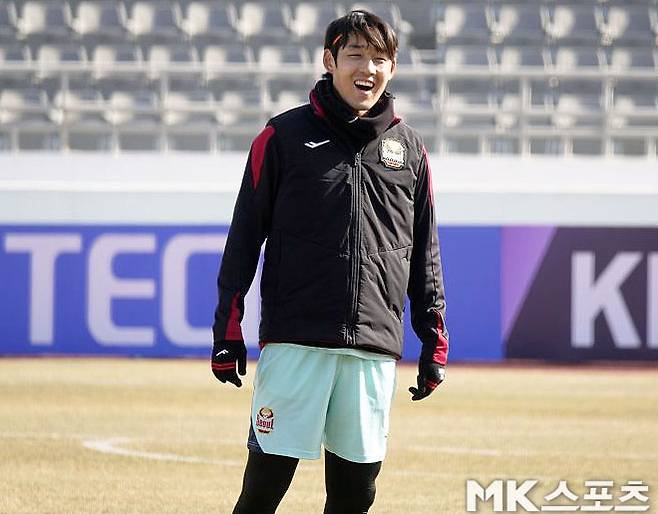 2025시즌을 마치고 FC 서울 유니폼을 입은 송민규. 사진=이근승 기자