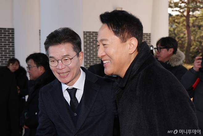 (서울=뉴스1) 임세영 기자 = 오세훈 서울시장(오른쪽)과 정원오 성동구청장이 새해 첫 날인 1일 서울 동작구 국립서울현충원에서 현충탑 참배를 마치고 나란히 이동하고 있다. 2026.1.1/뉴스1 Copyright (C) 뉴스1. All rights reserved. 무단 전재 및 재배포, AI학습 이용 금지. /사진=(서울=뉴스1) 임세영 기자