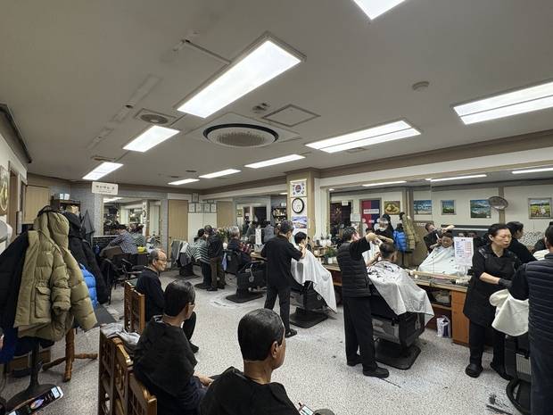 12일 서울 종로구 탑골공원 인근 스타이발관이 손님들로 북적이고 있다. 이곳의 커트 가격은 7000원이다. 이연수 견습기자