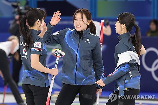 '좋았어' (코르티나담페초=연합뉴스) 서대연 기자 = 16일(현지시간) 이탈리아 코르티나담페초 컬링 올림픽 스타디움에서 열린 2026 밀라노ㆍ코르티나담페초 동계올림픽 컬링 여자 라운드로빈 한국과 중국의 경기에서 한국 대표팀 선수들이 의도한 샷을 성공시킨 뒤 기뻐하고 있다. 2026.2.17 dwise@yna.co.kr