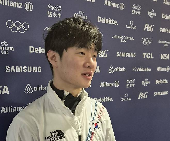인터뷰하는 쇼트트랙 국가대표 이정민 (밀라노=연합뉴스) 김경윤 기자 = 쇼트트랙 국가대표 이정민이 17일(한국시간) 이탈리아 밀라노 아이스스케이팅 아레나에서 열린 2026 밀라노·코르티나담페초 동계 올림픽 쇼트트랙 공식 훈련을 마친 뒤 인터뷰하고 있다. 2026.2.17. cycle@yna.co.kr