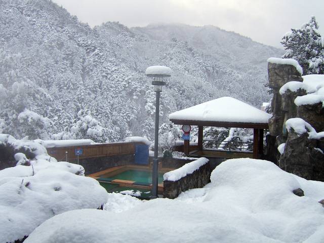 눈 쌓인 덕구온천 노천탕. 매일신문DB