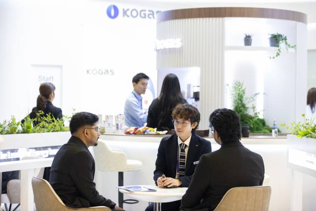 한국가스공사 직원이 지난 2일 카타르 국립 컨벤션 센터에서 진행한