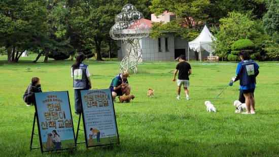 경남도는 2026년 동물보호·복지 분야에 총 74억 원을 투입해 동물복지 환경 조성을 본격 추진한다. 반려동물행동지도사가 펫티켓 및 올바른 산책방법을 교육하고 있다.사진=경남도
