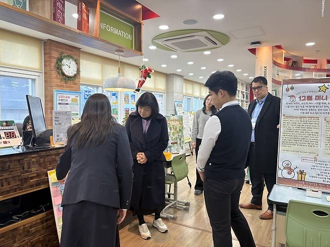 ▲ International Baccalaureate Organization(IBO) 프로그램 평가에 앞서 경북대학교사범대학부설중학교 학생과 교원들이 IB 중등교육과정을 설명하기 위해 전시해 놓은 자료를 살펴보고 있다. 대구시교육청 제공.