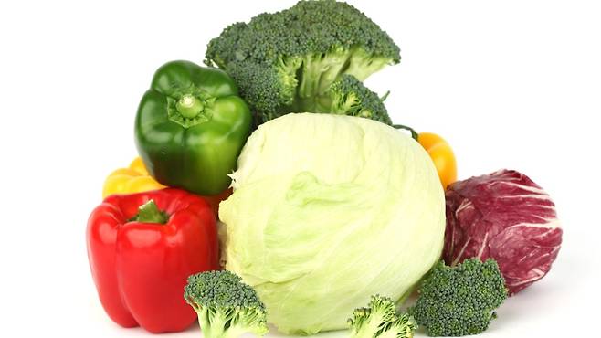 건강을 위해 생채소를 먹은 뒤 오히려 속이 더부룩하고 가스가 차는 경험을 할 수 있다 | 출처: 클립아트코리아