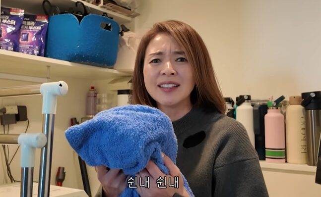 땀이 밴 수건이나 운동복에서 나는 특유의 쉰내는 식초를 희석해 담가두면 어느 정도 빠진다. 사진=야노 시호 유튜브 캡처