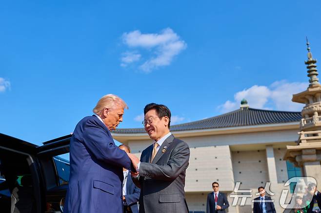 이재명 대통령이 지난해 10월 경주 APEC 정상회의 계기로 방한해 경북 경주박물관에 도착한 도널드 트럼프 미국 대통령과 악수하고 있다. (대통령실 제공. 재판매 및 DB 금지) 2025.10.29 ⓒ 뉴스1 허경 기자
