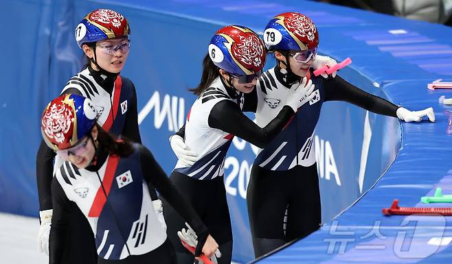 쇼트트랙 심석희(왼쪽부터), 최민정, 김길리, 이소연이 14일(현지시간) 이탈리아 밀라노 아이스 스케이팅 아레나에서 열린 2026 밀라노·코르티나담페초 동계올림픽 쇼트트랙 여자 3000m 계주 준결승에서 1위로 결승선을 통과한 뒤 기쁨을 나누고 있다. 2026.2.15 ⓒ 뉴스1 김진환 기자