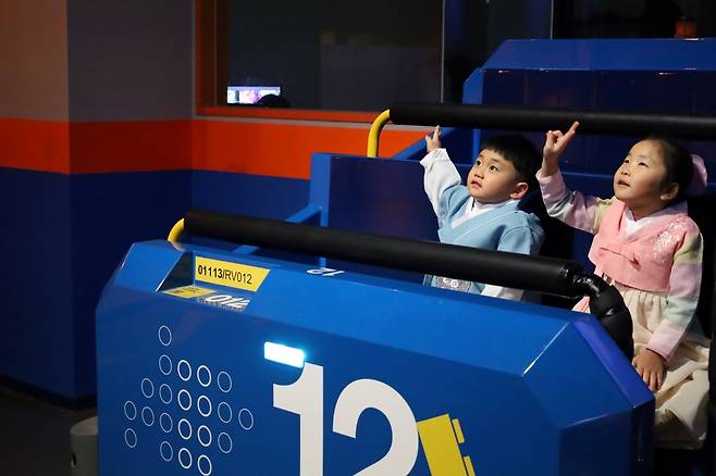 레고렌드 팩토리 어드벤처에 탑승한 어린이들(레고랜드 코리아 리조트 제공)